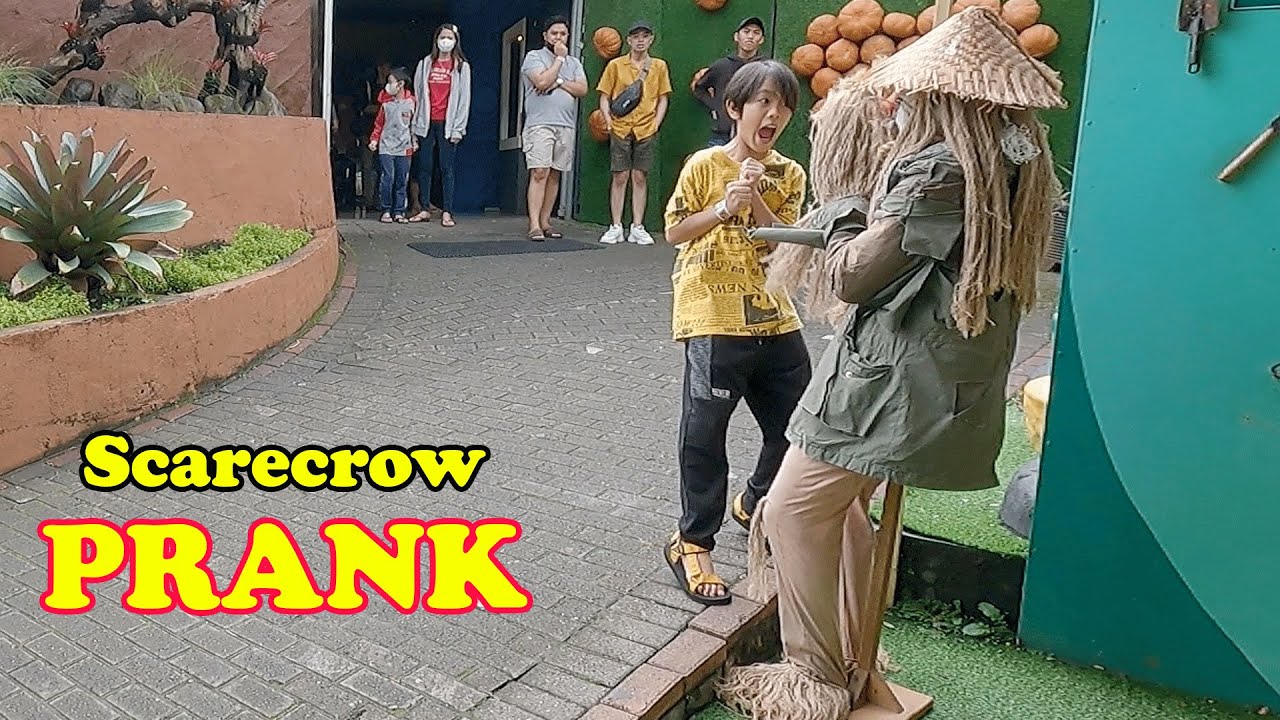 Scarecrow yang menyeramkam...!! Scarecrow prank