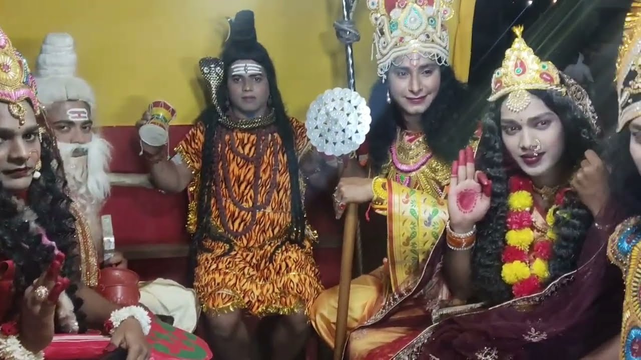 शिवरात्रि के शुभ अवसर पर उद्नाबाद के कलाकार ने भगवान शिव की बराती की झांकी निकाली।