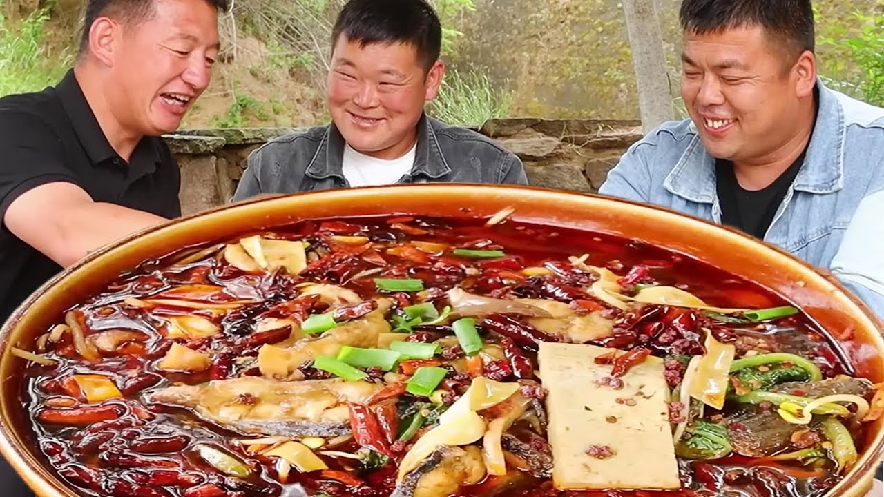 胖星星在山上捡10斤大鲤鱼，回家做陕北土烧老碗鱼，麻辣入味鱼肉鲜嫩吃美了！【黄土兄弟】