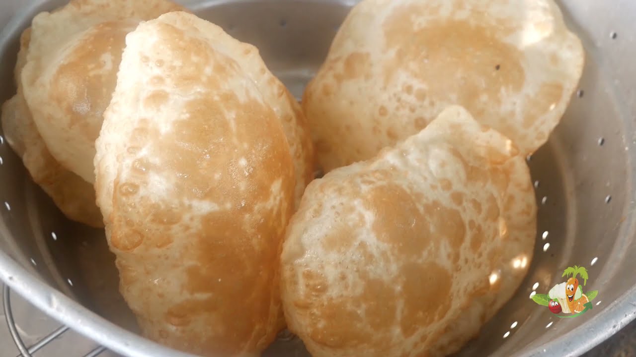 Heavy Crowd in Famous Tiffin Center at Hyderabad | 2 Big Puri @ 20 rs - #foodtraveller Hyderabad