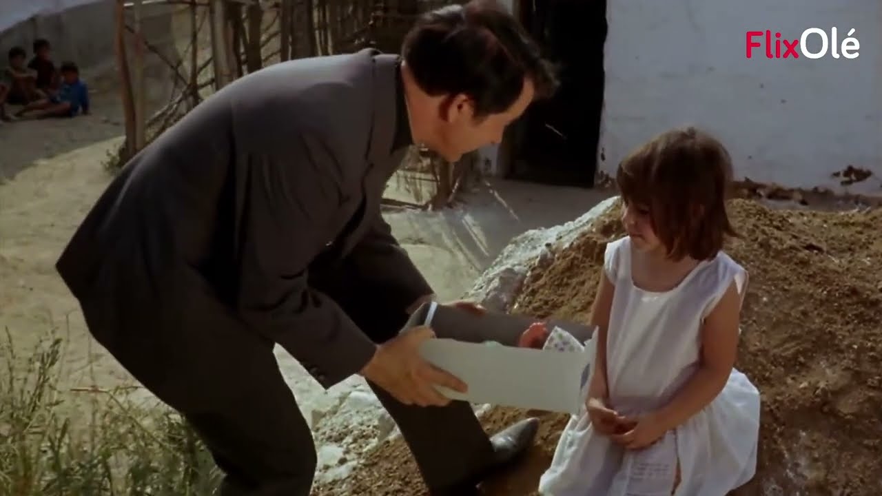 Juanito Valderrama canta a una huerfanita en El Padre Coplillas (Ram&oacute;n Comas, 1965)