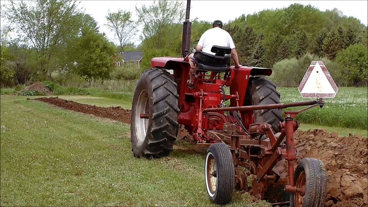 Farmall 806 & IH 540 Plow - First Run