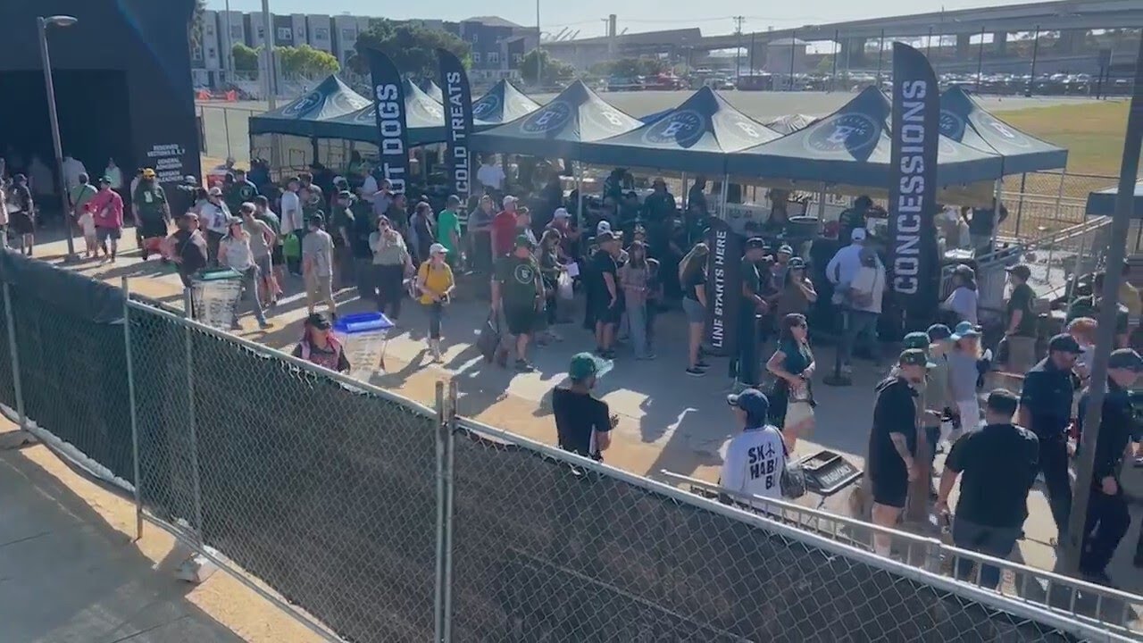 Fans pack Raimondi Park for Oakland Ballers' home opener