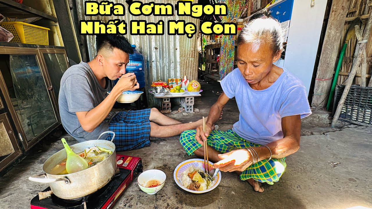 Phát hiện người mẹ leo dừa suốt 25 năm kiếm tiền nuôi con trai bị b.ệnh bữa cơm đạm bạc ngày tết 