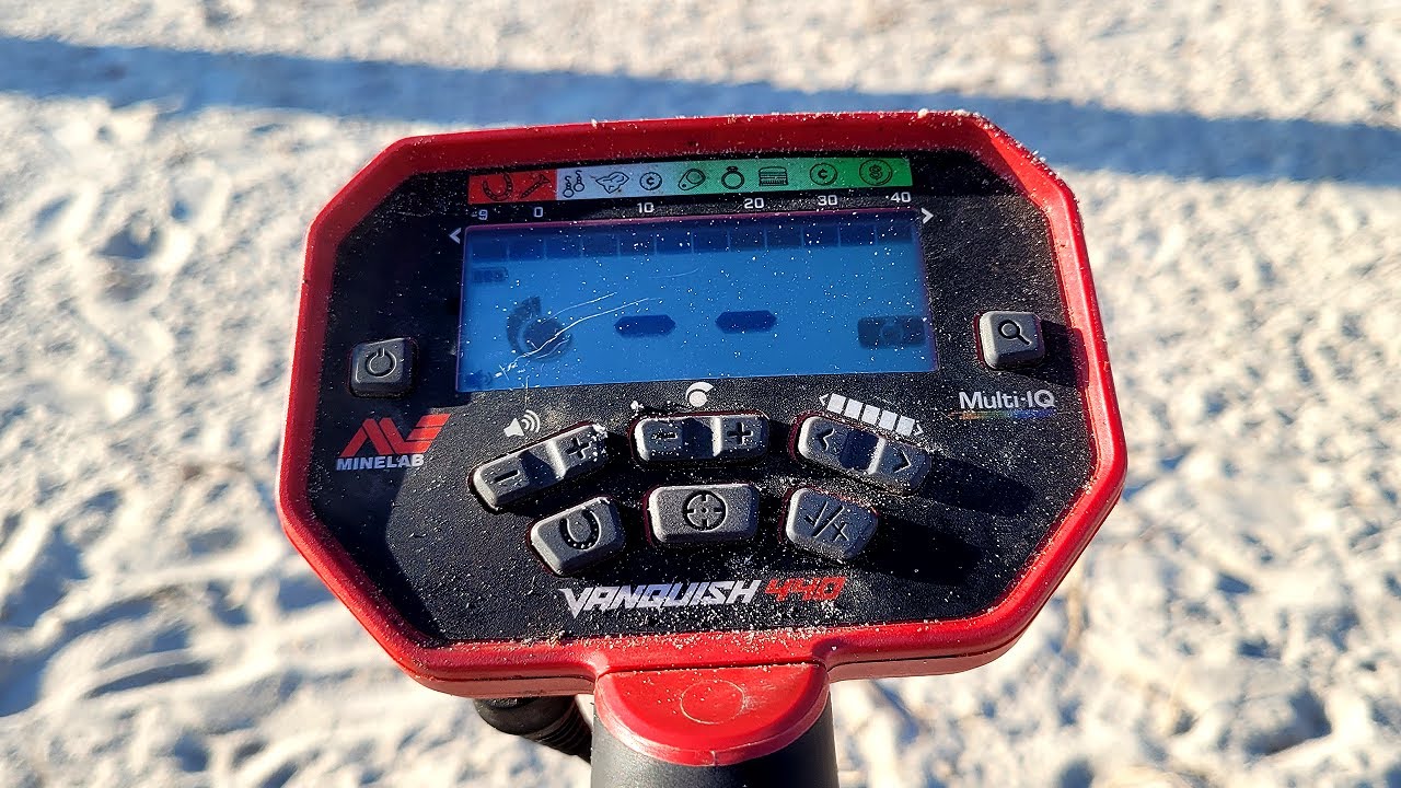 BEACH METAL DETECTING! | Minelab Vanquish 440 On The Beach