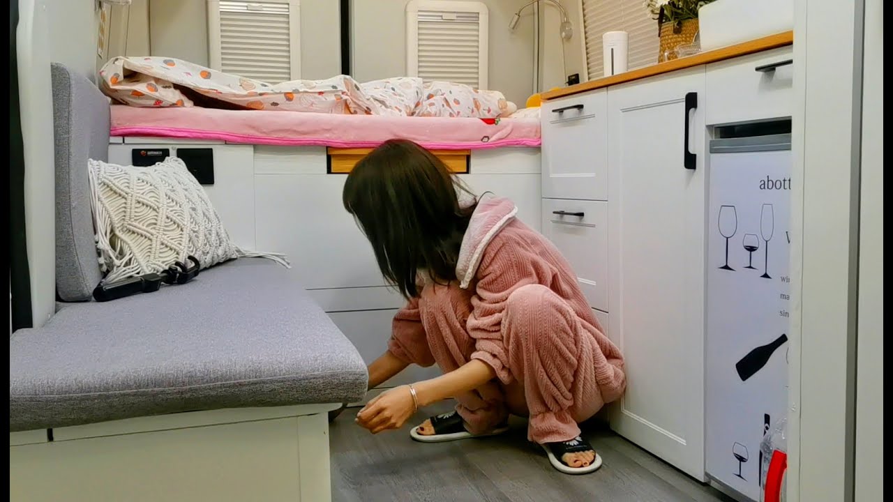晚上露营野外，突遇狂风，东西被吹飞车里全是土