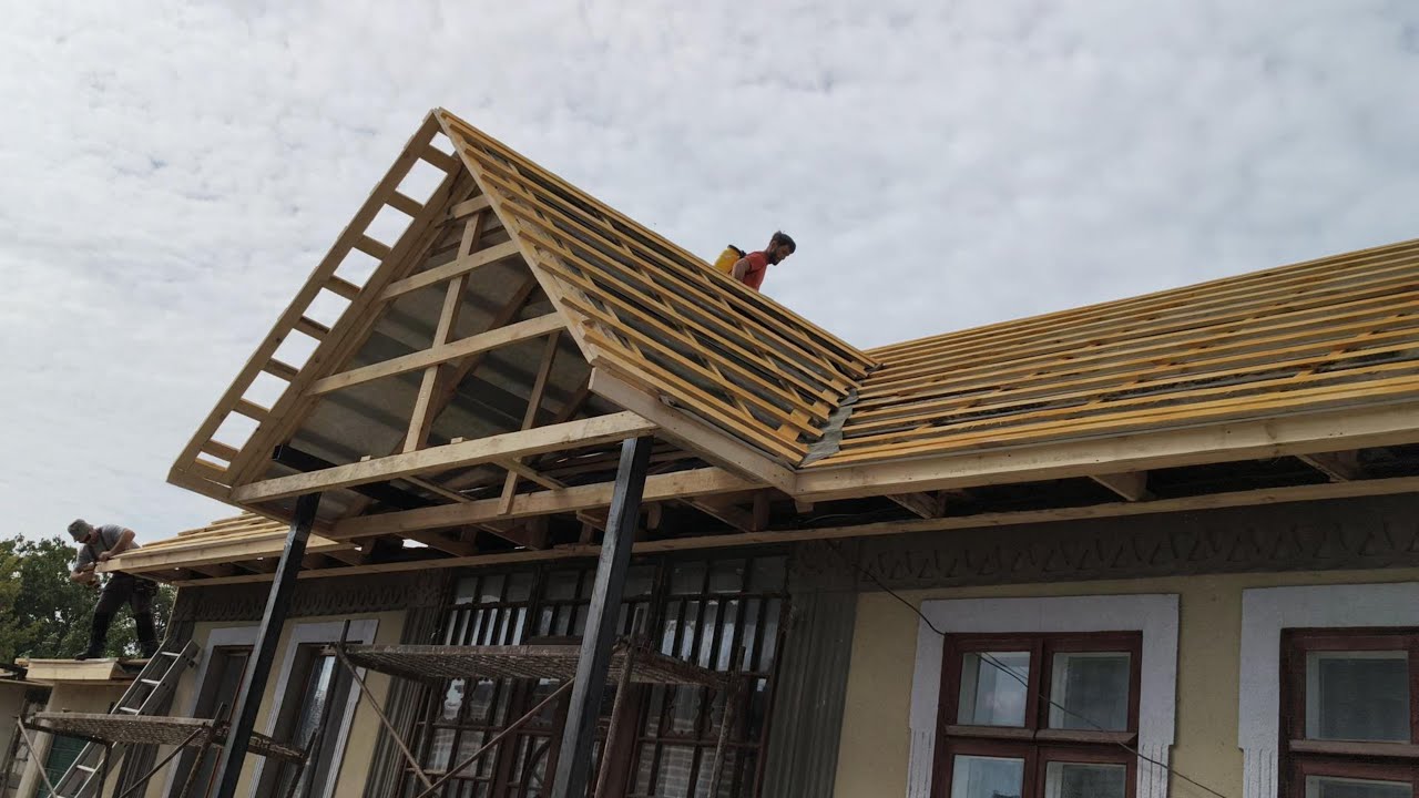 🏠 Construcția acoperișului casei bunelului – Proiect finalizat! 🔨