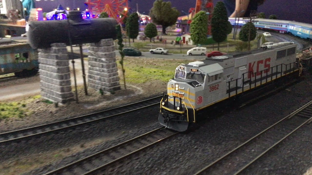 Acercamiento extremo a trenes modelo escala HO en movimiento, Parque Guanajuato Bicentenario