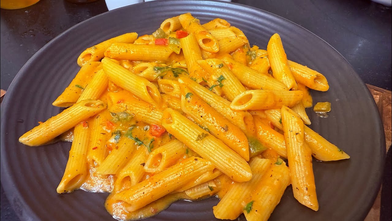 छुट्टी के दिन कुछ टेस्टी खाने का मन है?- Try this Homestyle quick and easy Pasta recipe 🍝 😍