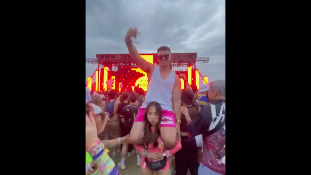 Shoulder rides,man on girl,8