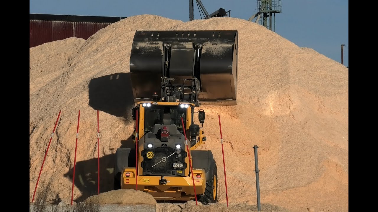 Volvo L120H With High Tipping Bucket (4K)