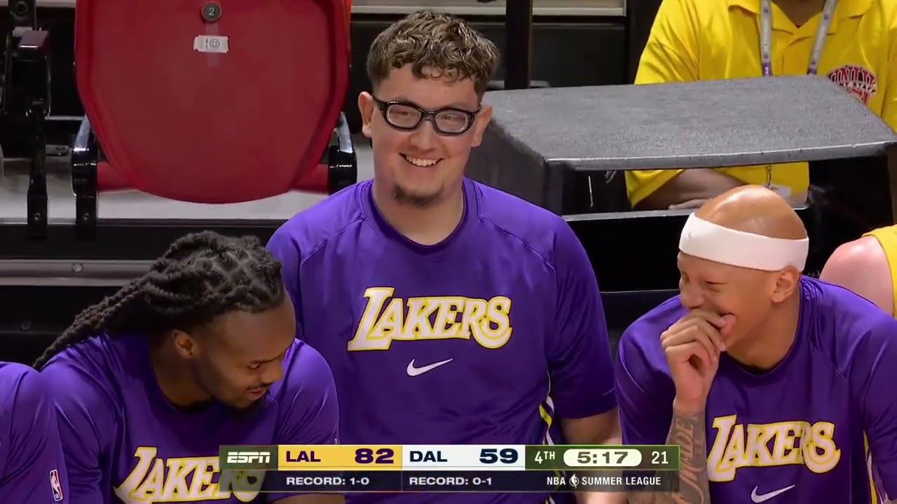 Loud 'We want Robbie (Avila)' chants in Las Vegas, fans with Wilt's photo 'Got Milk?' on it