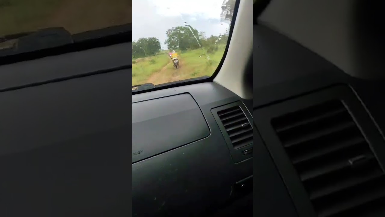 Na Roça tudo é Bruto rústico e sistemático... Sogra filmando eu de pilotando moto na chuva.....