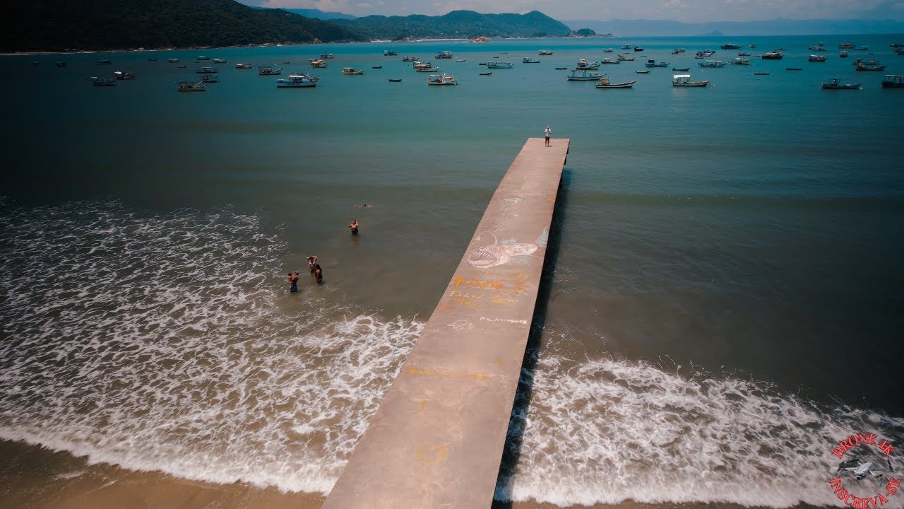 Drone filma a Praia do Perequê no Guarujá SP