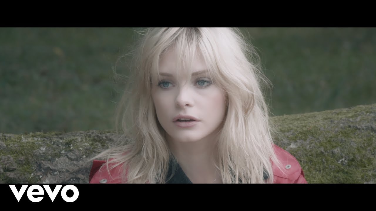 Julia - Passe... comme tu sais (Clip officiel)