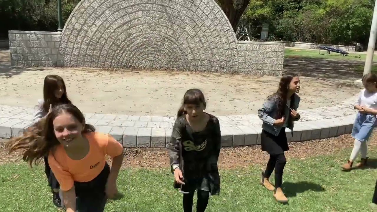 נחשון בנות בטריילר פרסומי  בקדומים מנקים על הסביבה שומרים-קדומים