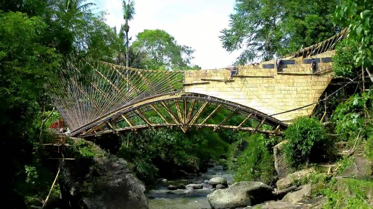 Green School Bridge made of bamb&uacute;, timelapse, Indonesia.