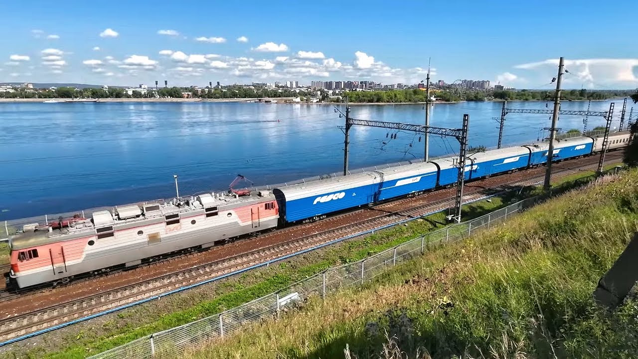 Грузовые поезда России на Транссибе возле Иркутска | Пассажирские поезда РЖД едут вдоль р. Ангары