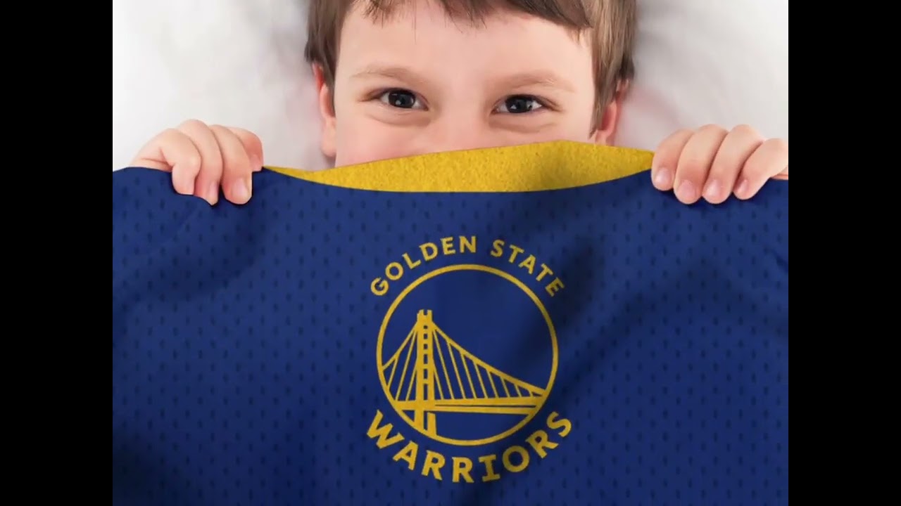 Sleep Squad Golden State Warriors Stephen Curry 60&rdquo; x 80&rdquo; Raschel Plush Blanket &ndash; A NBA Jersey Throw