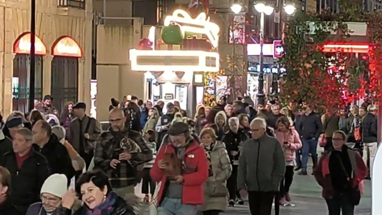 Vecinos del Antiguo Pueblo de Vegamian con Madreñas por las Calles de León 23-11-2024 R Andrés