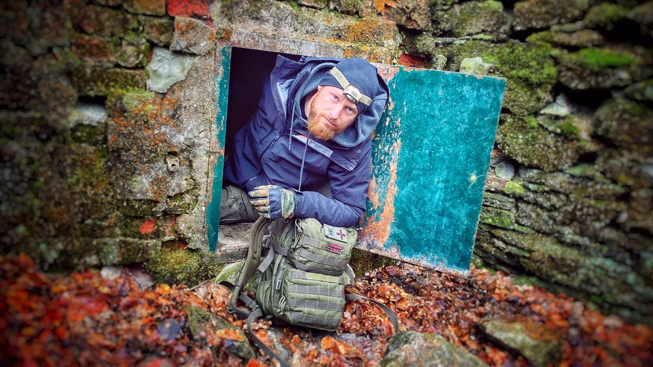 Diese Luke führt in ein verstecktes Bergwerk unter dem Wald!
