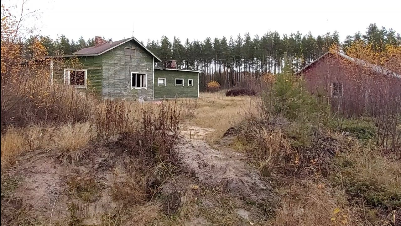 Urbex Paljon pieniä rakennuksia ja murtomiehen hassut jäljet.