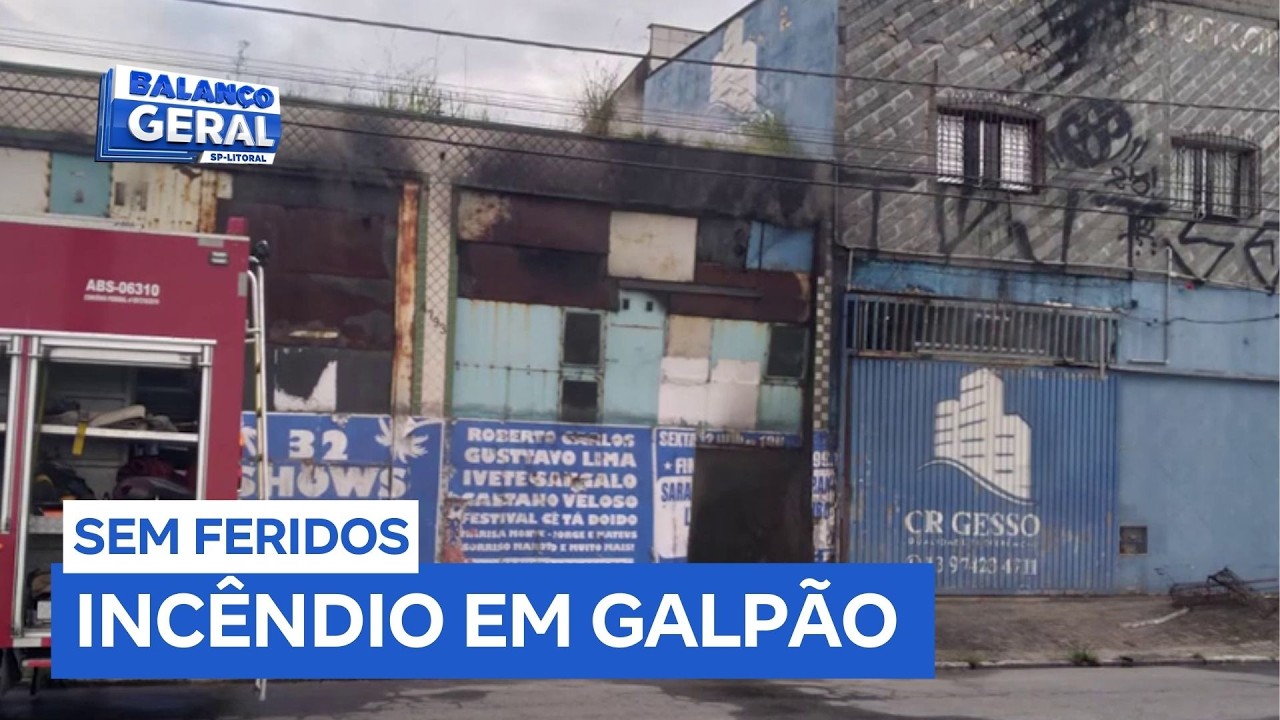 Galpão de entulho pega fogo na Vila Tupy em Praia Grande (SP)