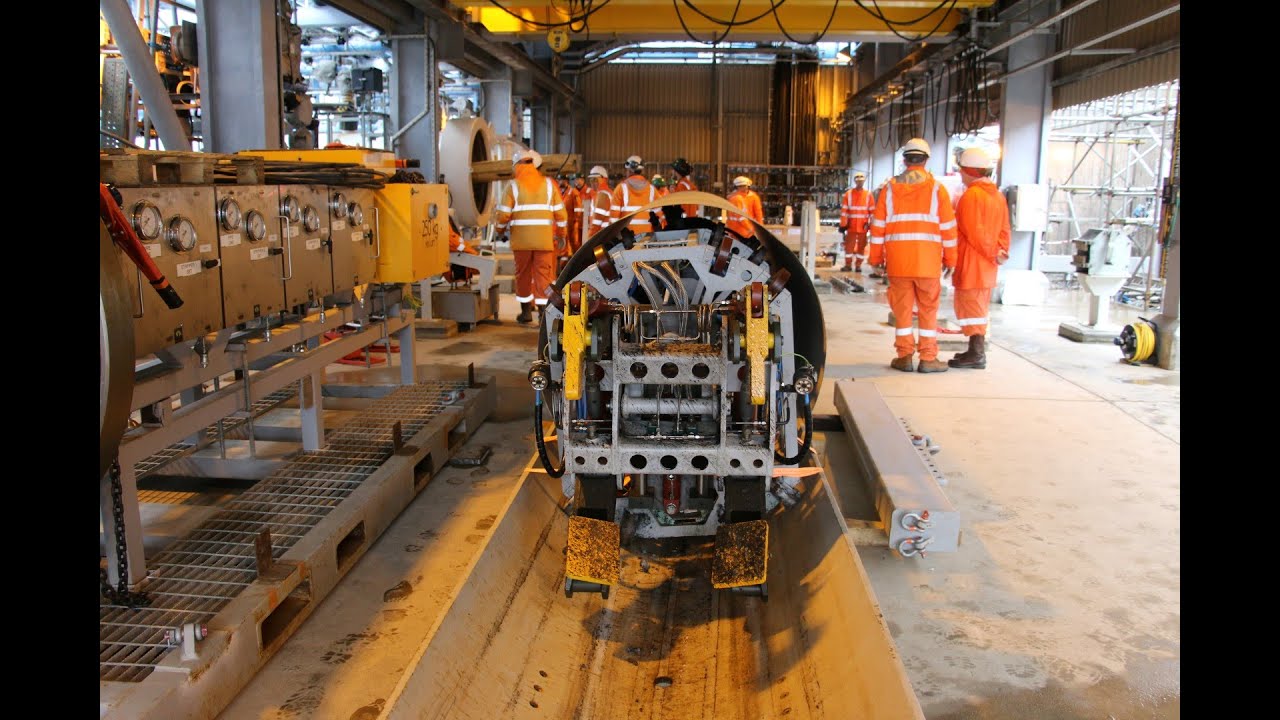How to remove a pig launcher tray from a pressurised gas pipeline