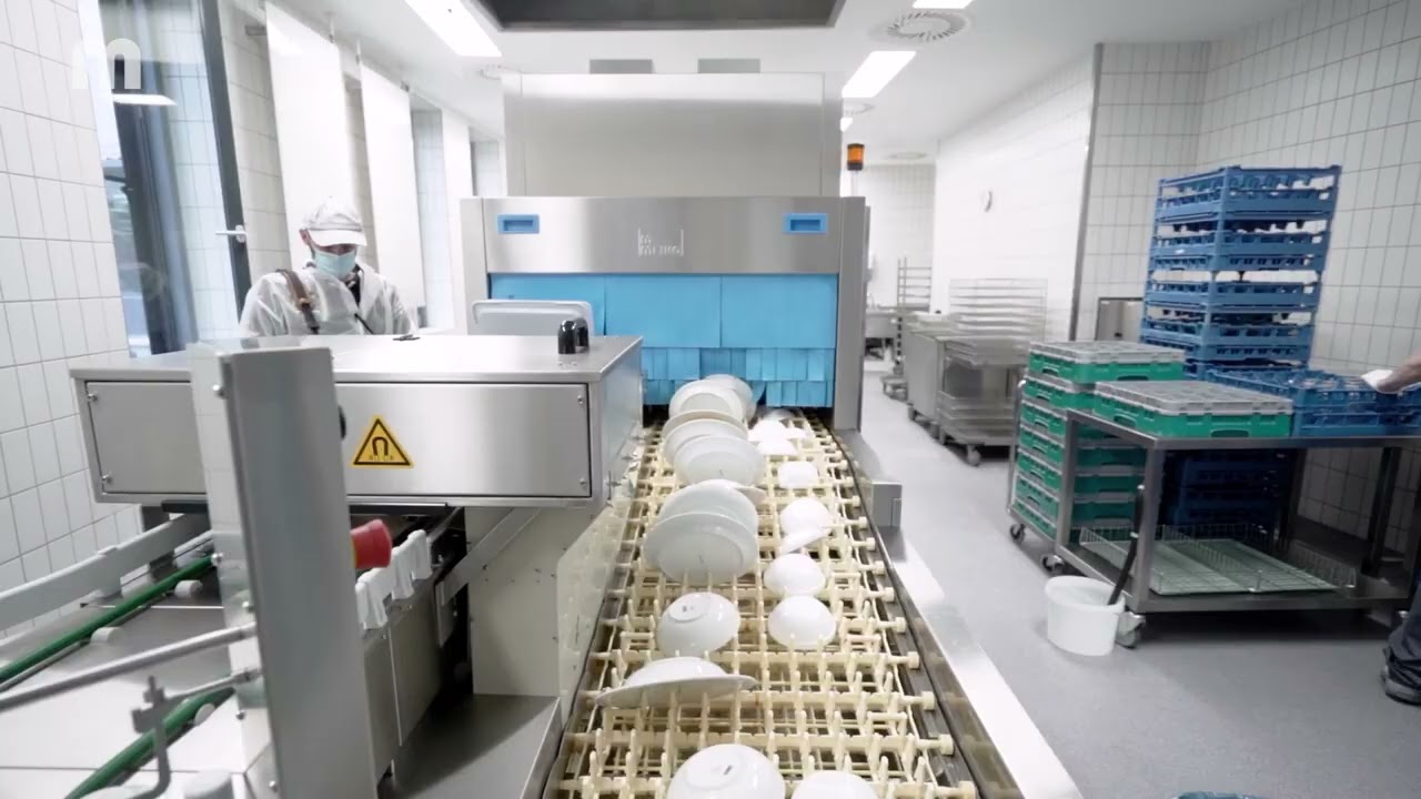 The conveyor dishwasher for large kitchens: MEIKO M-iQ BlueFire