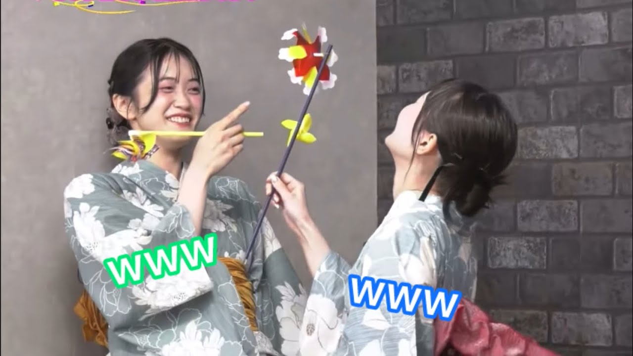 【くままま】風車を楽しむ岩田陽葵さんと小泉萌香さん