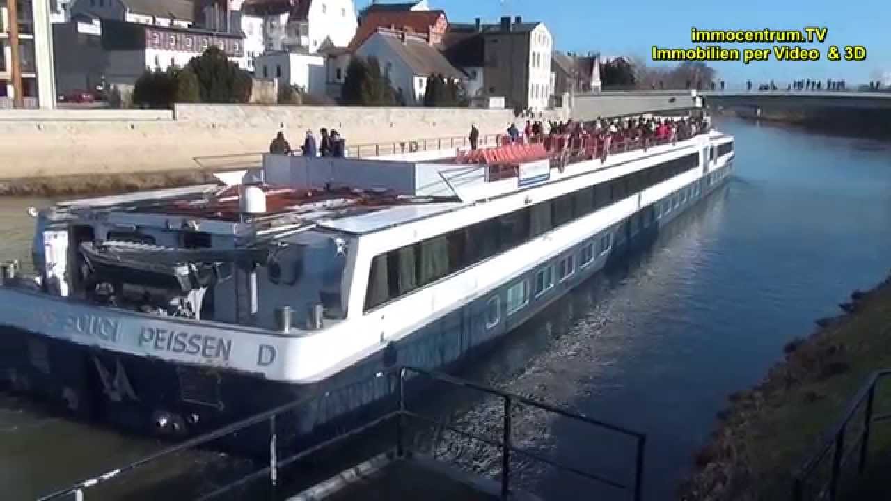 Bernburg Saale-Schleusung eines Schiffes durch die Saaleschleuse * Hotelschiff MS SANS SOUCI