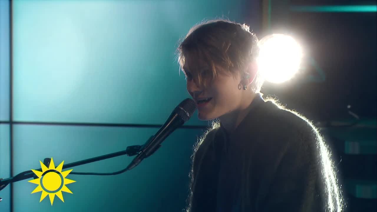 Ulrik Munther sjunger låten 