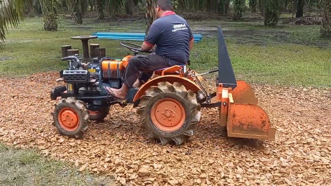 Mini Tractor Kubota B6000 with 4ft Back Push Bucket doing some works.