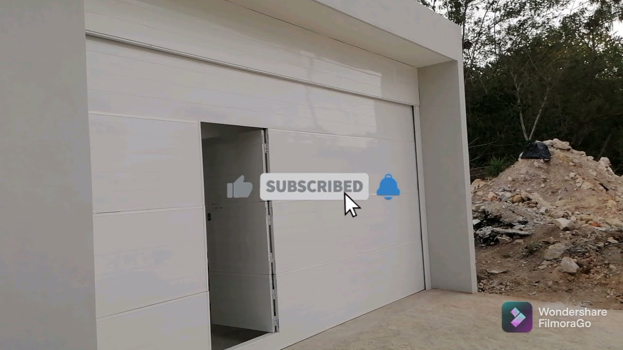 port&oacute;n ascendente de herrer&iacute;a y aluminio con puerta peatonal