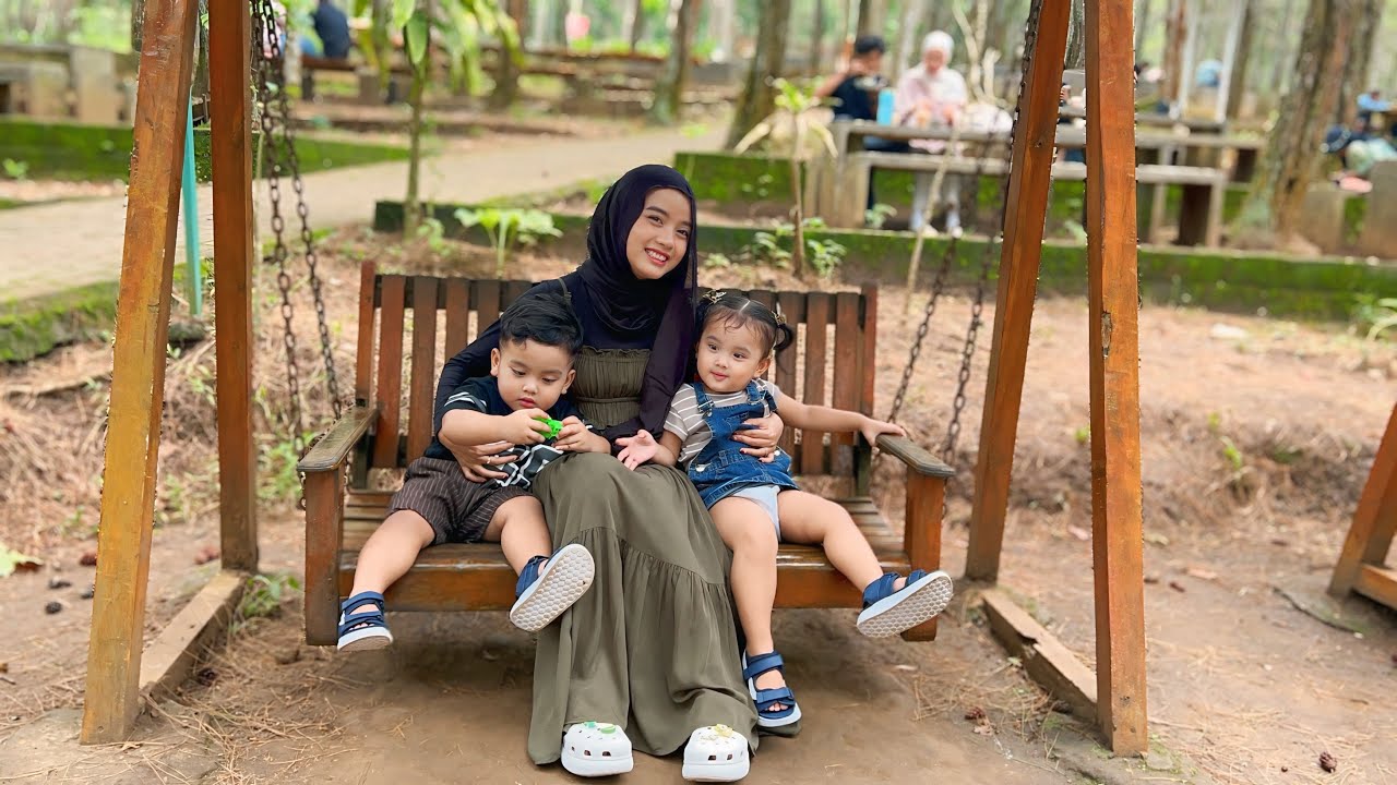 PERTAMA KALI SIKEMBAR MAIN KE HUTAN PINUS😍SENENG BANGET🥰