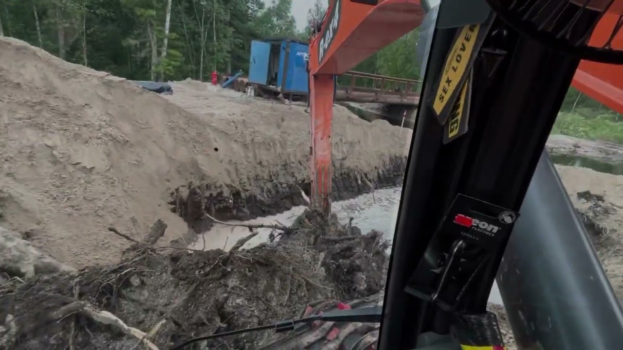 Погрузка самосвала, выторфовка, обычные будни экскаватора #excavator #xcavator #ufc #russia