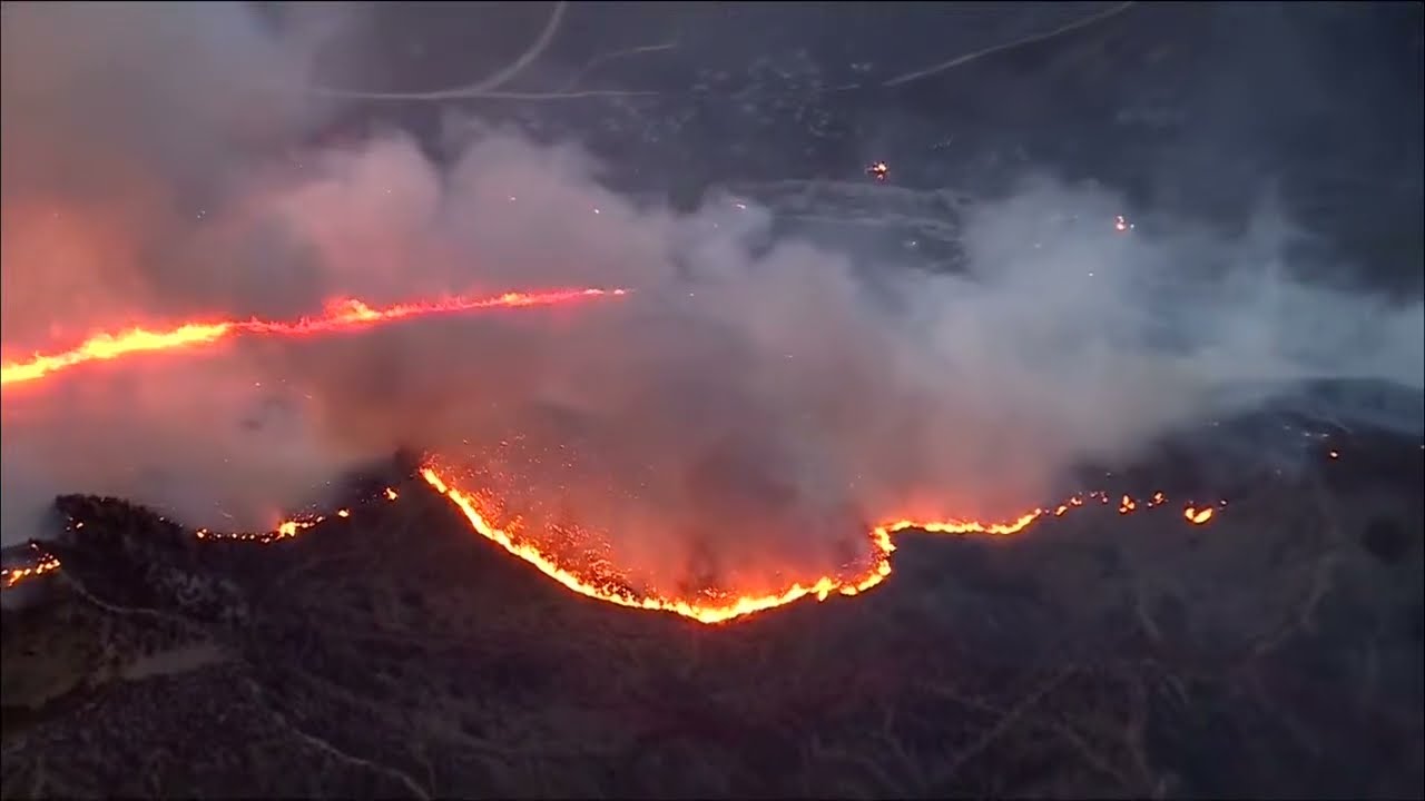 Massive wildfire spreads in Castaic, CA