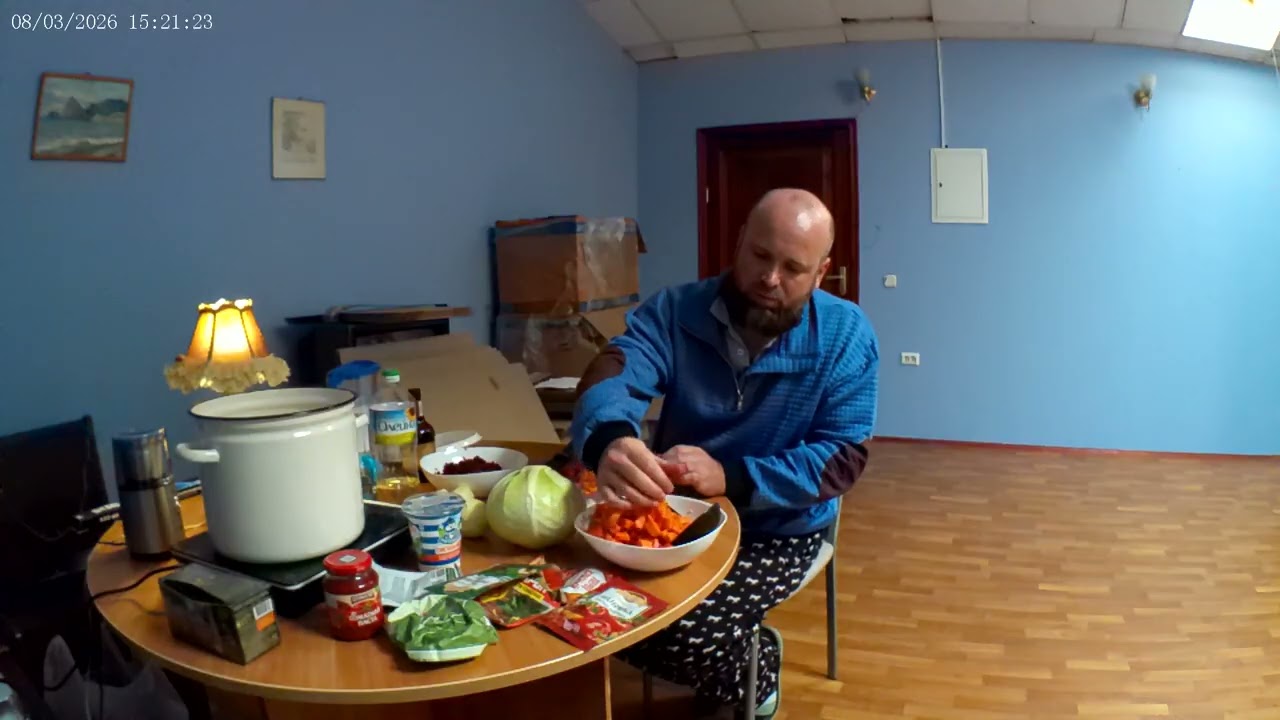 Дубль 4. Кукинг стрим. Готовлю праздничный борщ, поздравляю с 8 марта, пью пиво и обозреваю.