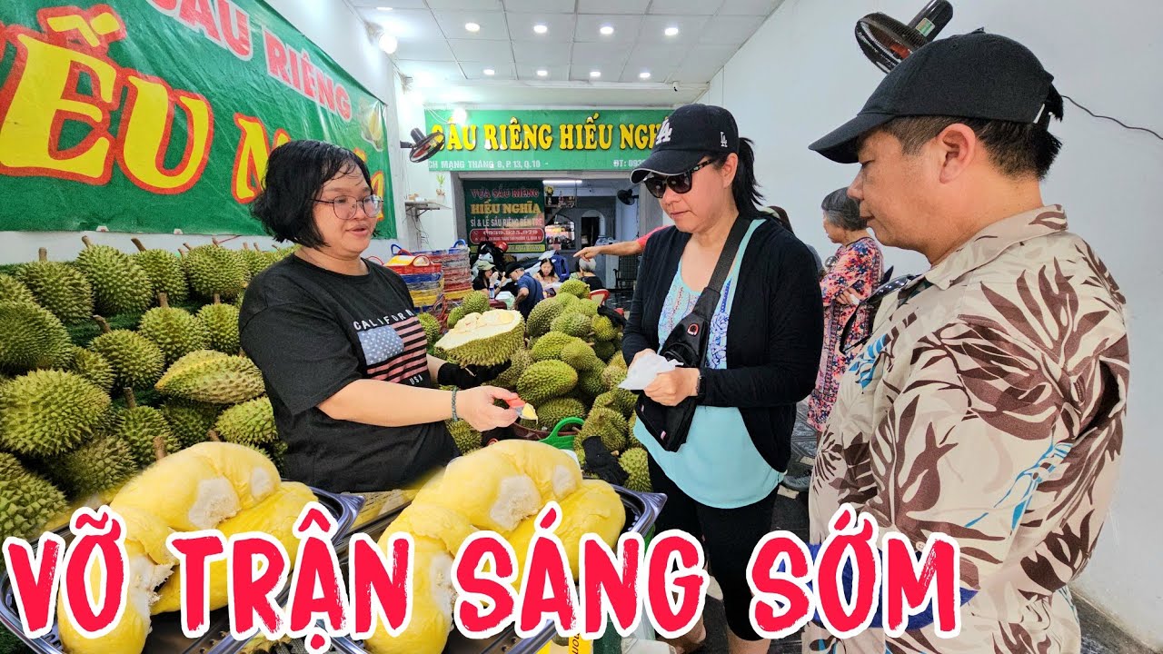 Vỡ Trận Sáng Sớm 2 Cao Thủ Thay Phiên Nhau Khui Sầu Riêng Liên Tục Cho Khách.
