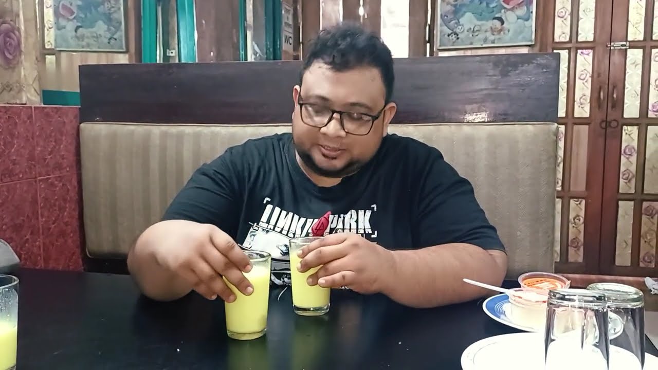 পুরান ঢাকার বিখ্যাত Royal এর পেস্তা বাদাম শরবত আর  জাফরান ফিরনি