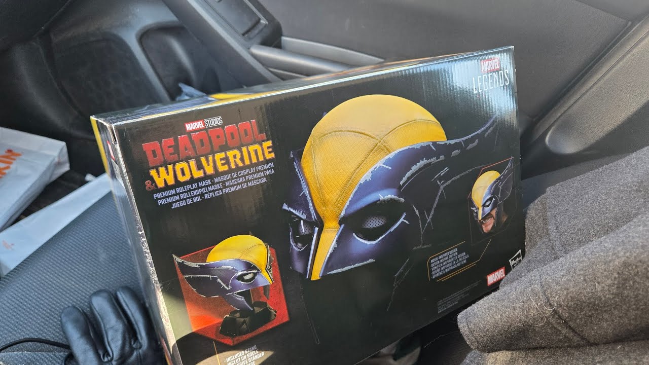 Распаковка полномасштабной копии маски/шлема Росомахи от Hasbro из серии 