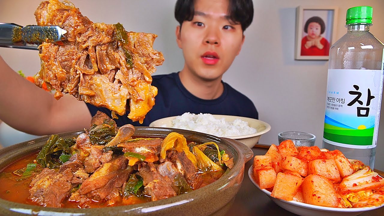 뼈해장국 야물딱지게~ 뼈 사이사이 쭈압쭈압 발라먹어야 제맛입니다.