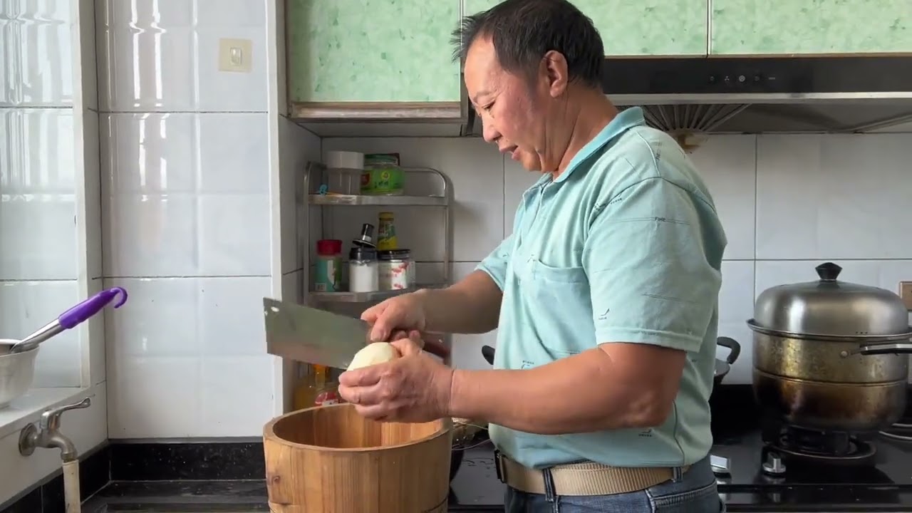 殷二撒的萝卜秧吃得了，扯回来煮了一盆萝卜秧汤，汤鲜味美好吃的很#自己种的纯天然的绿色蔬菜 #记录真实生活