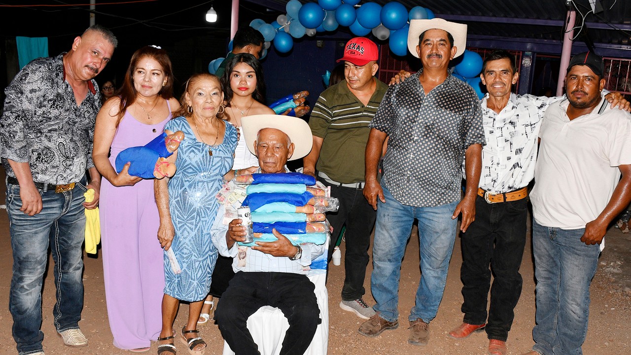 wow las fiestas en tierra caliente son unicas miren nada mas que bien se divierten en este festejo