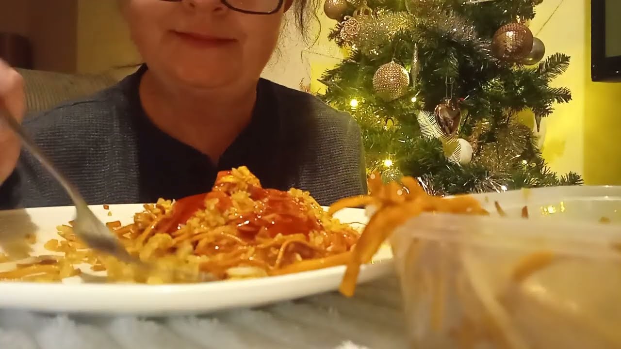 ASMR EATING CHINESE FOOD 👌😋🥢 NOODLES, EGG FRIED RICE & SWEET & SOUR SAUCE 