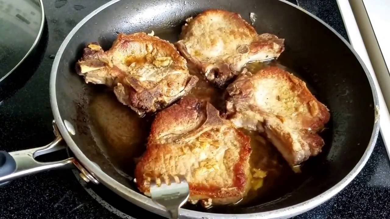 Chuletas de cerdo fritas encebolladas .