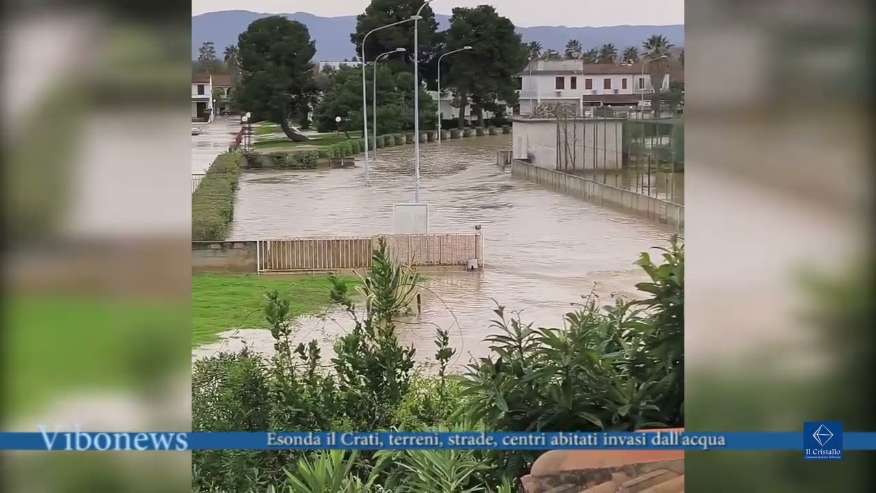 Esonda il Crati, terreni, strade, centri abitati invasi dall'acqua