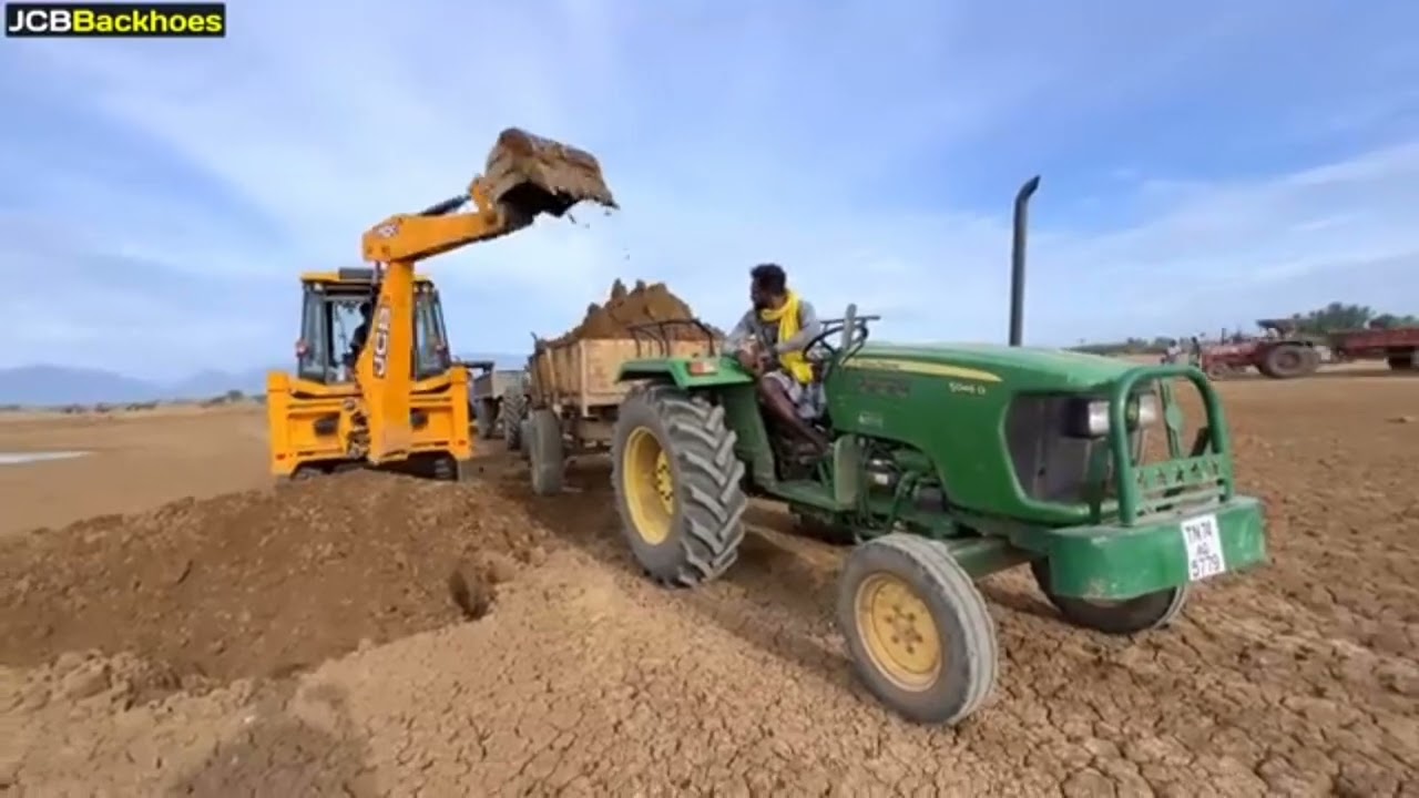 JCB 3DX tractor loading