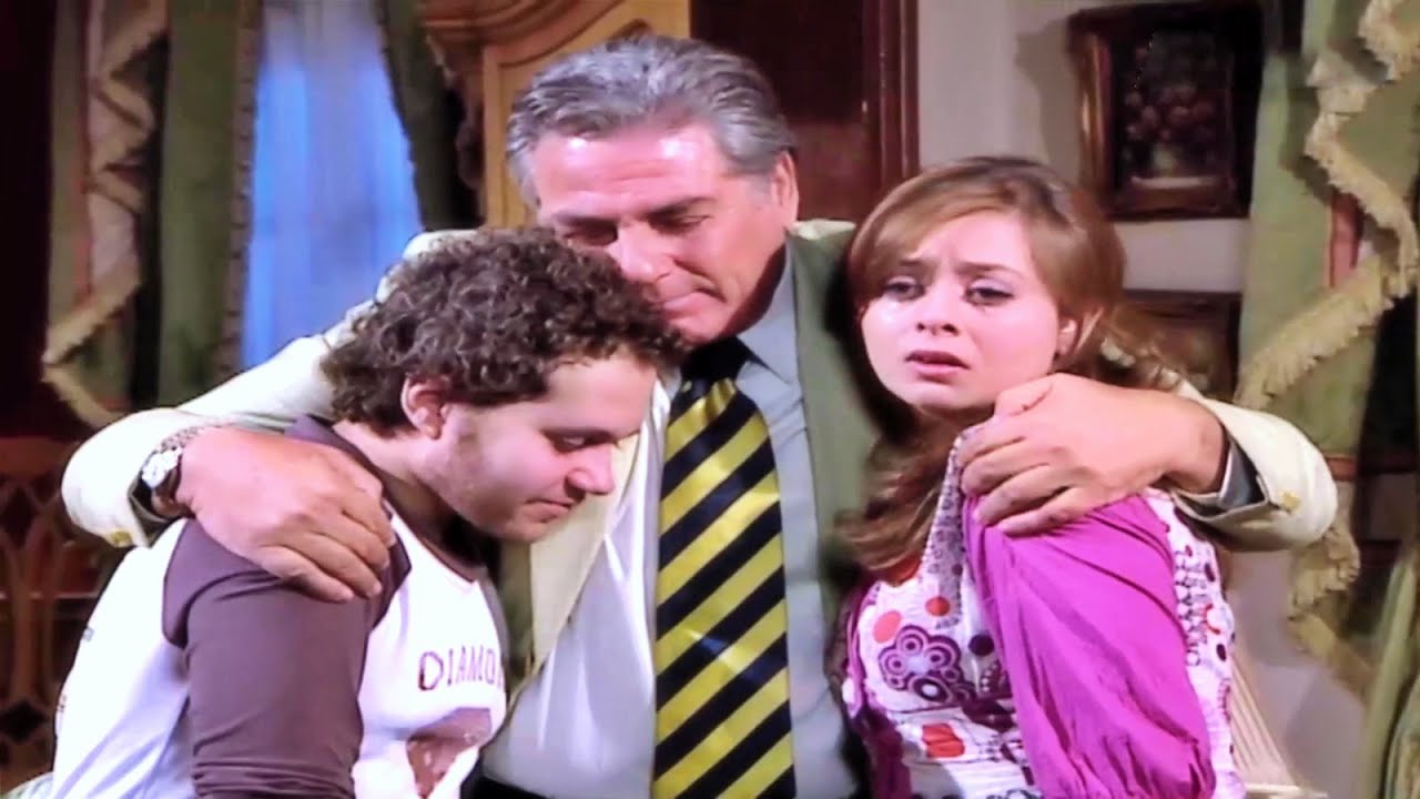 الأم لما سمعت أنه أبو الأولاد جاي ياخدهم منعته بكل قوتها لكن الجد طلع حنين