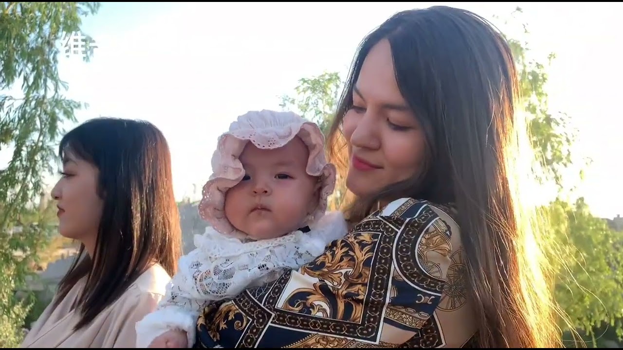 维吾尔族在晚上办婚礼，一群人在河边这是干什么？